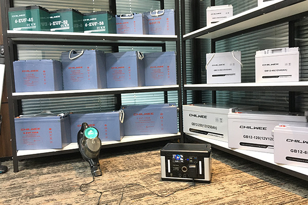 Usa il sito della centrale elettrica portatile intelligente da 700w